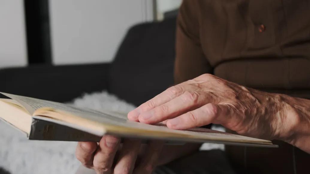 hands on book reading