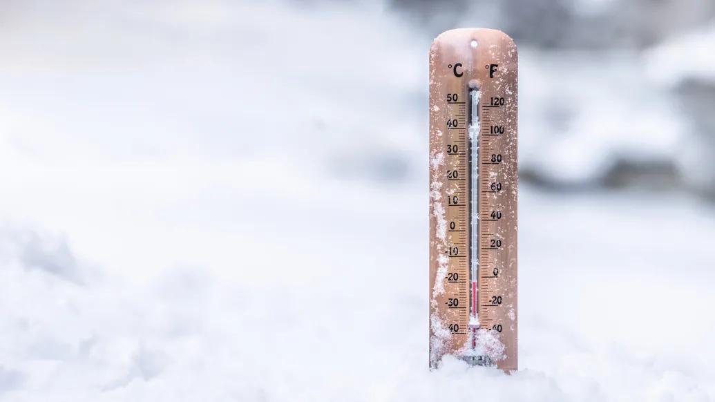 thermometer in snow 