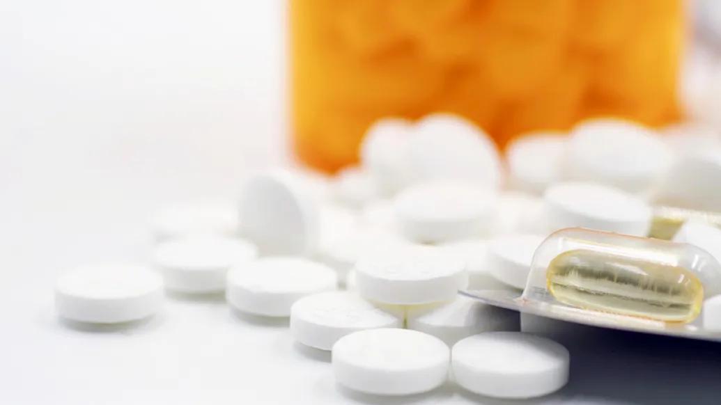 white pills bottle blured aspirin