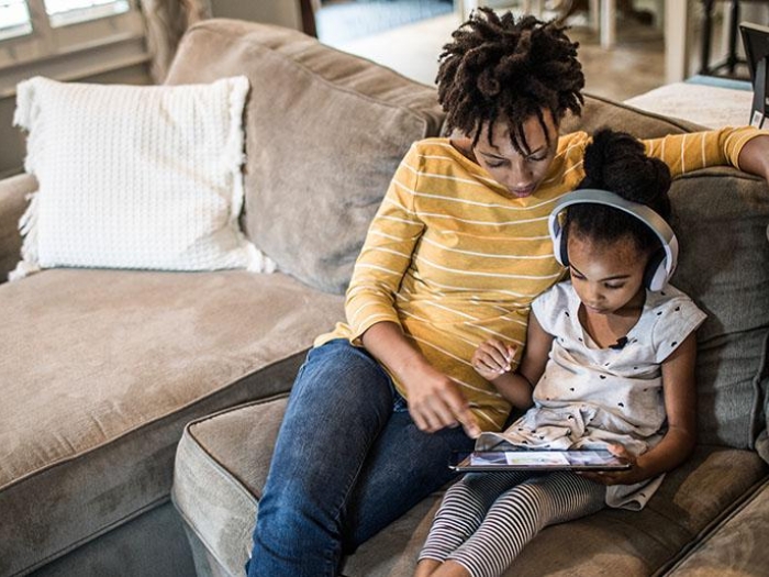 Mother-child-ipad