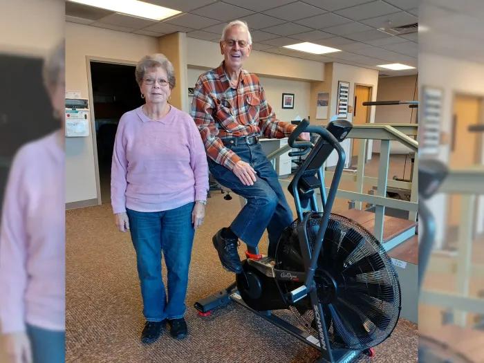 older couple together in cardiovascular rehab center