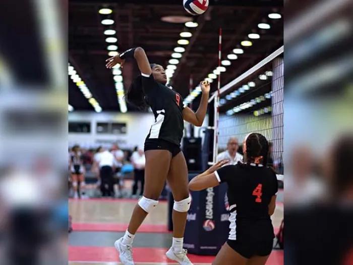 Nicole Hughes playing volleyball before her knee injury