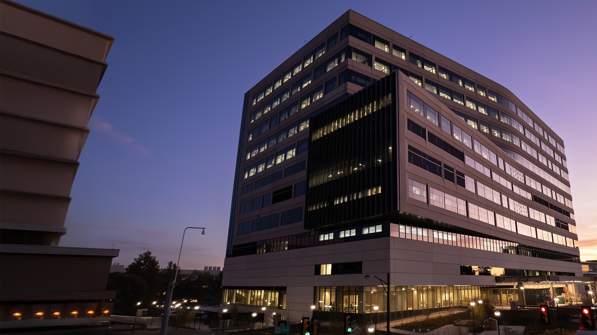 U-M Health D Dan and Betty Kahn Health Care Pavilion at night