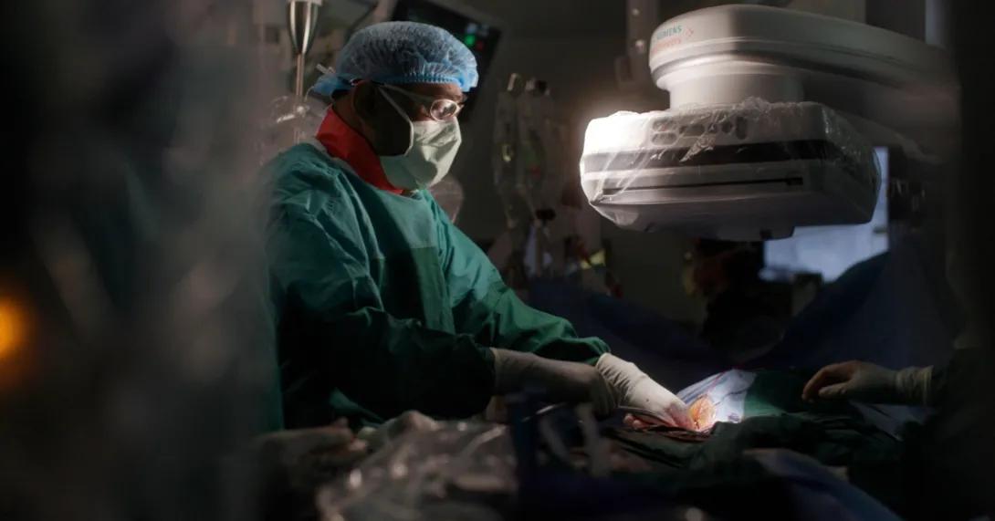 Himanshu Patel implants the GORE® TAG® Thoracic Branch Endoprosthesis (TBE).